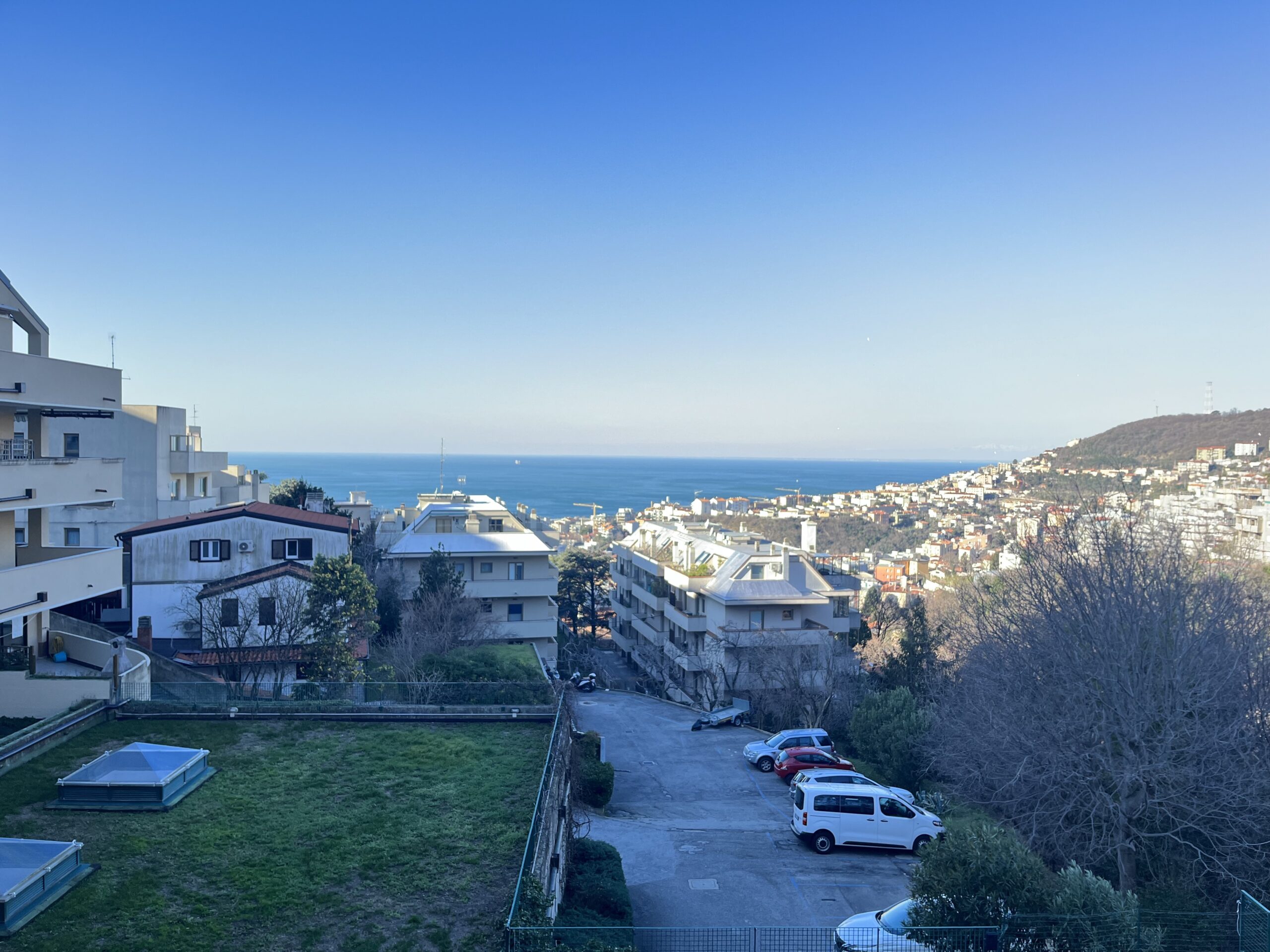 Al momento stai visualizzando Appartamento con terrazzo vista mare e box auto
