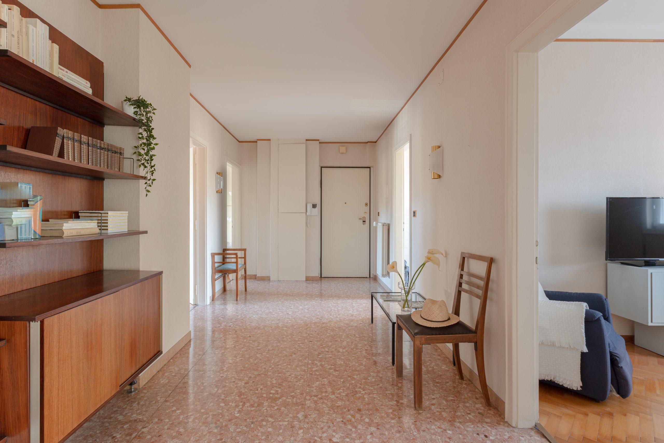 Al momento stai visualizzando Quadrilocale con due balcone in zona servita
