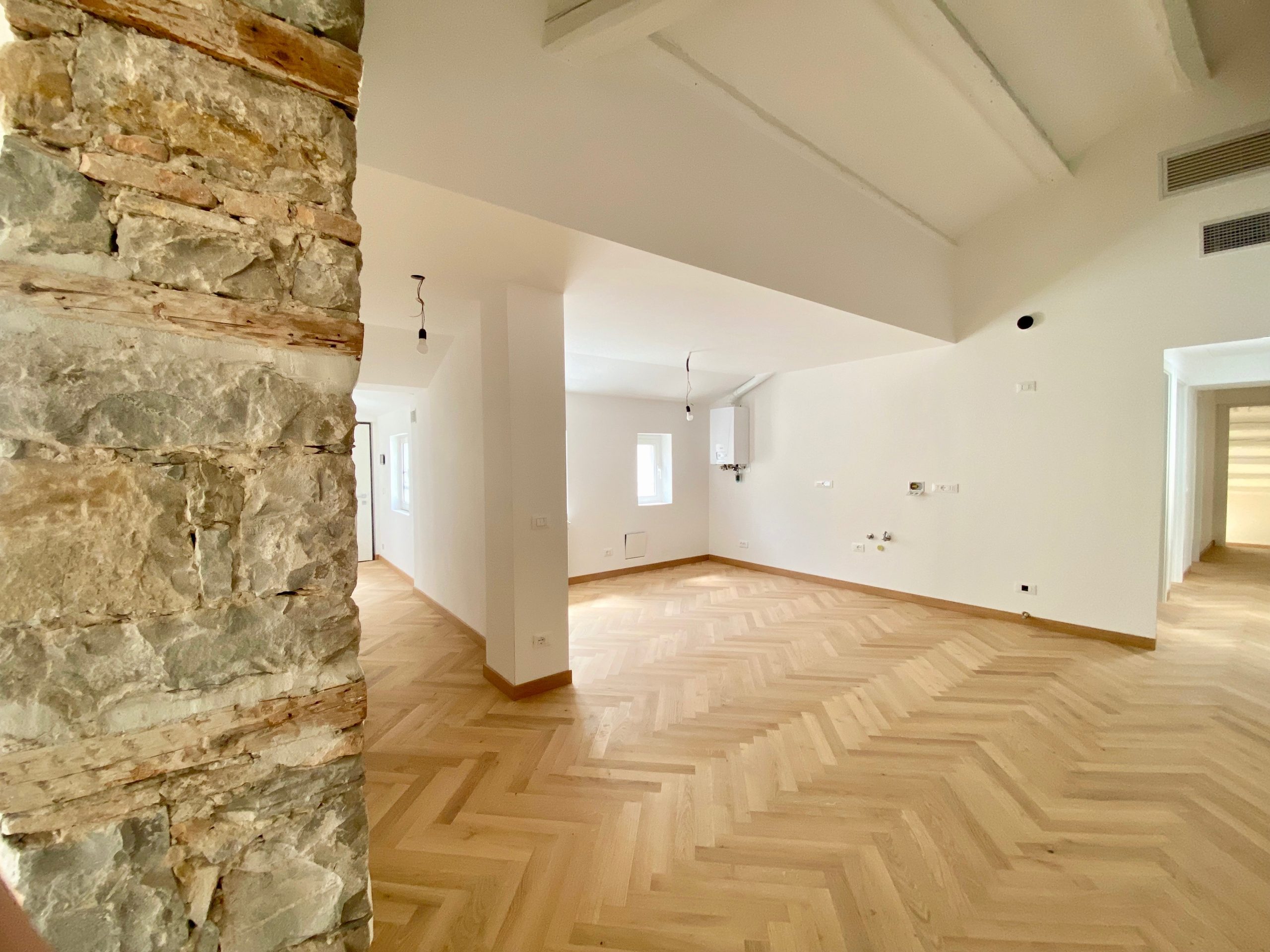 Al momento stai visualizzando Prestigiosa mansarda in centro città