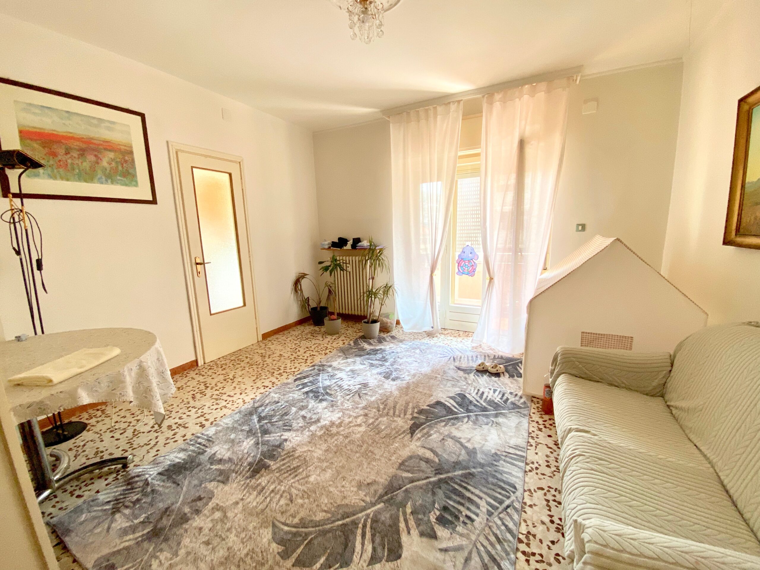 Al momento stai visualizzando Trilocale con terrazza in zona servita
